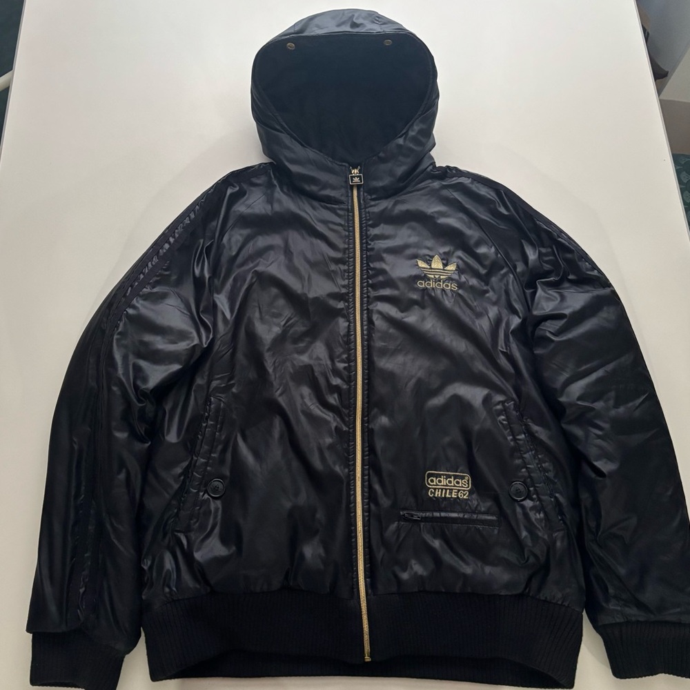 Adidas chile62/ 3 stripe iconic black/gold puffer jacket